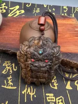 66 沉香木雕刻吊坠